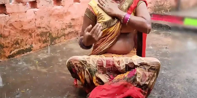 बारिश मे नाहाने के बाद चुदाई का मज़ा ली वीडियो