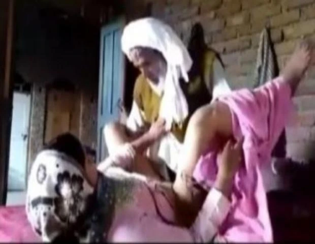 बांग्ला मुस्लिम चाचा बहु की चुदाई करता है घर पर क्लिप वीडियो