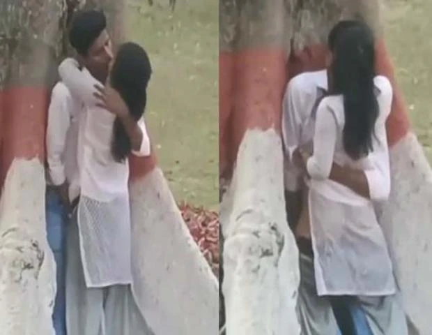 बिहारी कॉलेज कपल को पेड़ के नीचे सेक्स करते हुए पकड़ा वीडियो