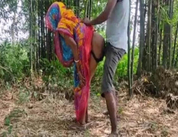 बिहारी वाइफ ब्लैक पैंटी पहने जंगल में सेक्स करती है वीडियो