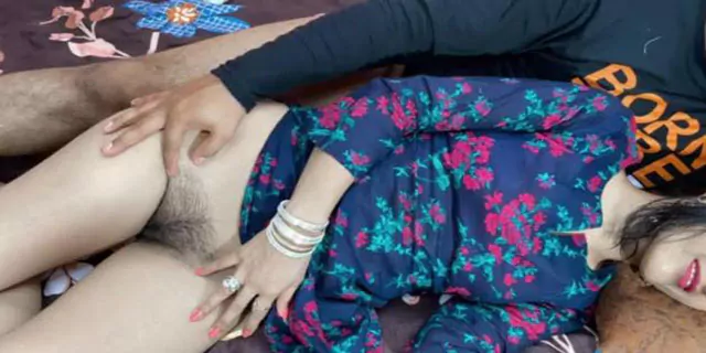 भाभी का मान नही भरा तो बाय्फ्रेंड ने उसकी गांड बजा दी वीडियो