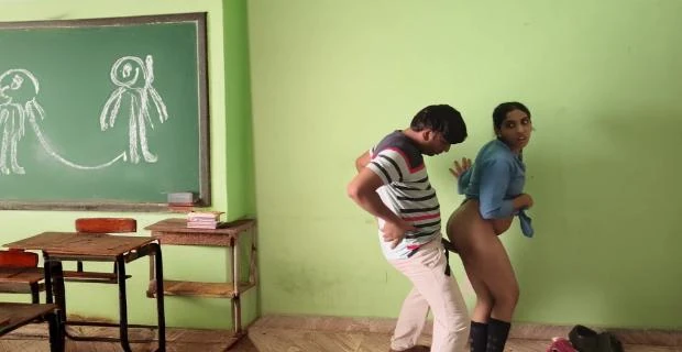 शर्मीली कॉलेज गर्ल की इंडियन चूत चुदाई क्लासरूम में वीडियो