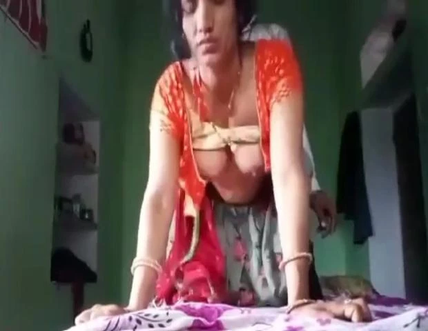 देहाती भाभी के बूब्स दबोचकर घोड़ी वाली सेक्स किया आशिक़ वीडियो