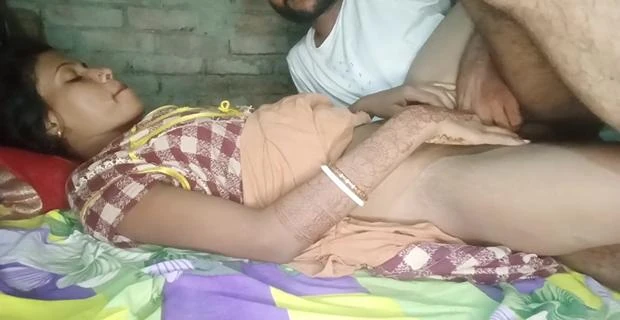 देहाती वाइफ की चूत में ऊँगली करके पड़ोसी चोदन किया रात में वीडियो