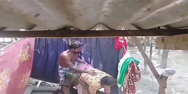 धोकेबाज़ बीवी अपनी पड़ोसी से चुदवाई खुले मे वीडियो