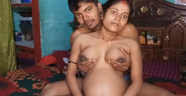 गांव की प्रेग्नेंट औरत की चूत चुदाई पोर्न वीडियो