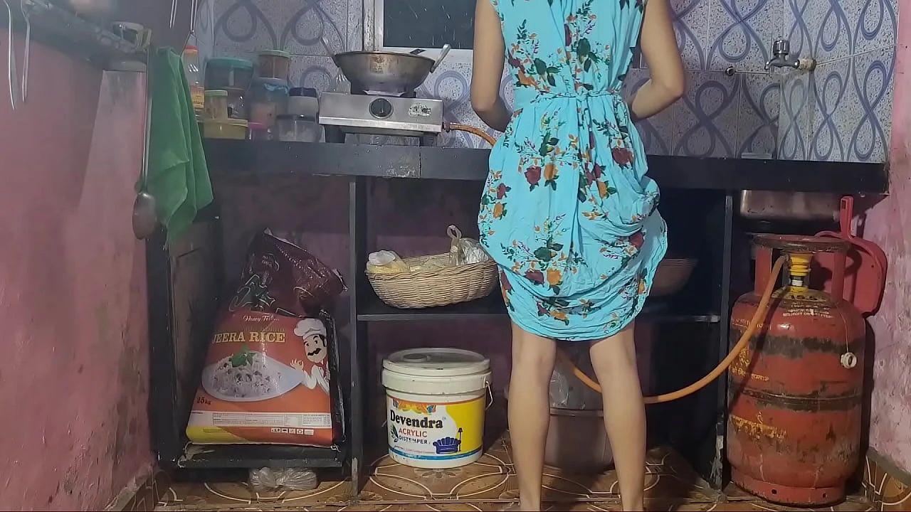 किचन में देसी गर्ल की चूत चुदाई वीडियो
