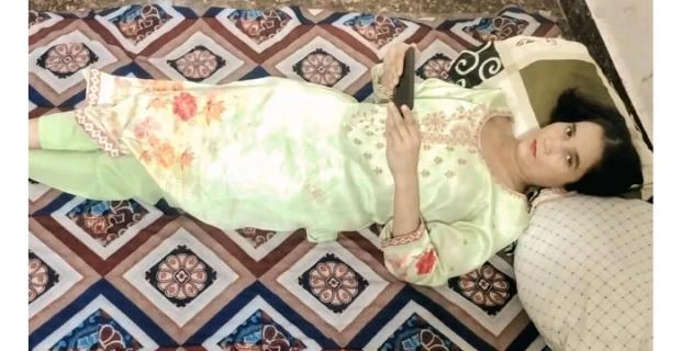 पोर्न देख रही लड़की को चाचा ने पकड़ा और चूत चोद दिया वीडियो