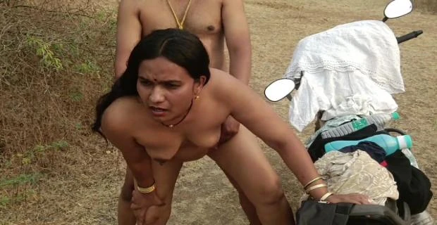 मराठी वाइफ की खुले में चूत चुदाई किया लवर जंगल में वीडियो