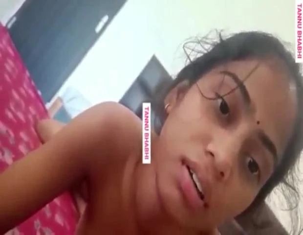 मासूम बीवी की चूत चोदा पति के हरामी दोस्त ने घर पर वीडियो