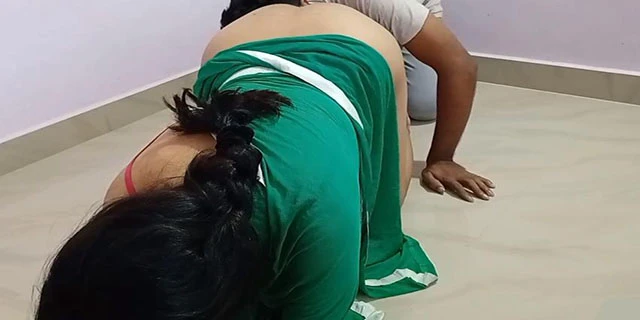 नौकरानी की चुत चाट के चोदा अलग अलग पोज़ में वीडियो
