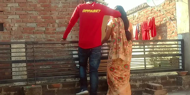छत पे खरी पड़ोसी भाभी को फुसलके चोद दिया वीडियो