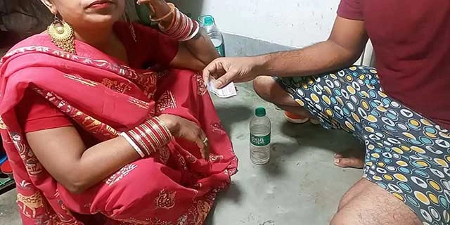 भाभी ने अपनी चुत दी चोदने को पैसे के बदले वीडियो