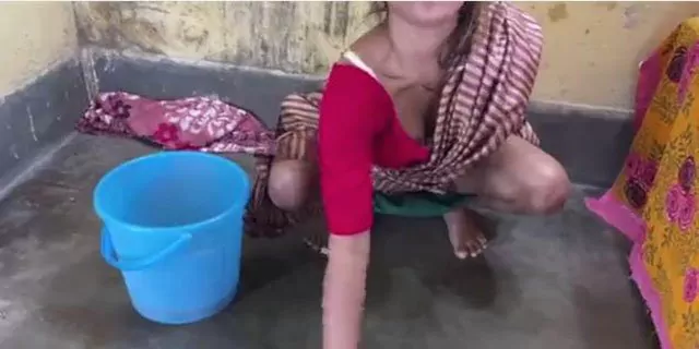 पोछा लगाने वाली नौकरानी की चूत चुदाई वीडियो