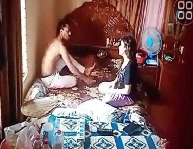 भाई ने रंडी बहन और दोस्त को बेडरूम में सेक्स करते पकड़ा वीडियो