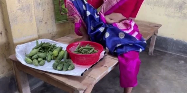 सब्जी बेचने वाली लड़की की चूत चुदाई वीडियो