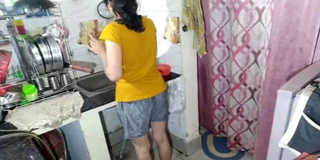 रसोई घर मे भाभी ने सौतेली बेहेन को चॉड दिया वीडियो