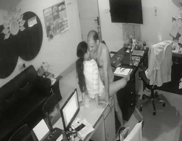 चिकनी गांड़ वाली सेक्रेटरी की चूत चुदाई पकड़ी गई CCTV में वीडियो