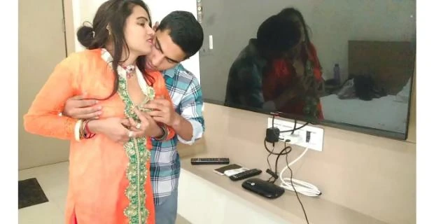 टीवी रिपेयर करनेवाला सेक्सी भाभी को नंगी करके चोद दिया वीडियो