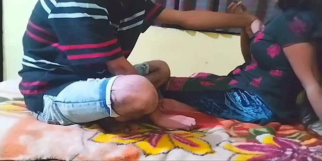 गाँव का लड़का शहेर की लड़की को पटाके चोदा वीडियो