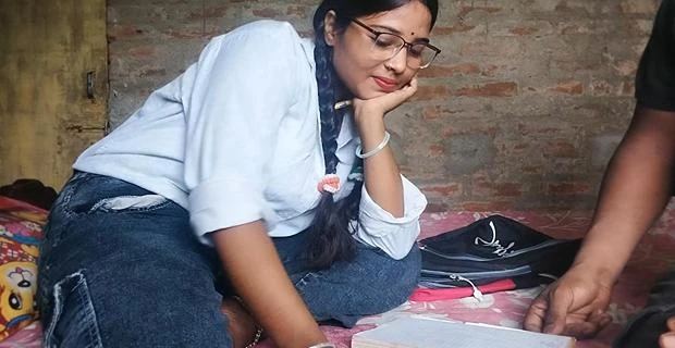 ठरकी टीचर ने फीस माफ़ कर दी बदले में चूत चोद दी वीडियो
