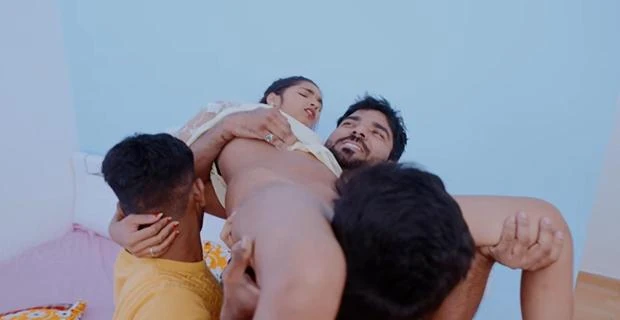 तीन लौंडे मिलकर चोदा एक दुबली पतली लड़की को वीडियो