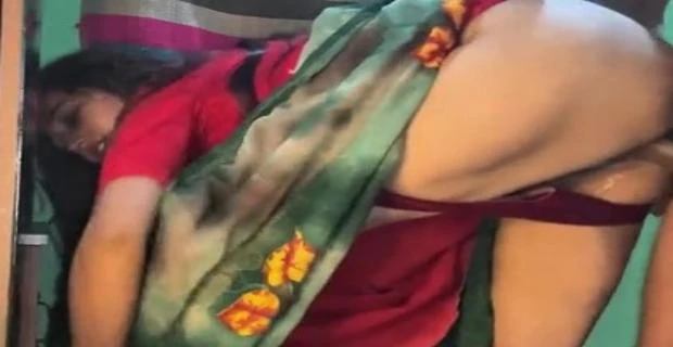 सेक्सी विलेज वाइफ की चूत चोदा पति का दोस्त साड़ी उठाकर वीडियो